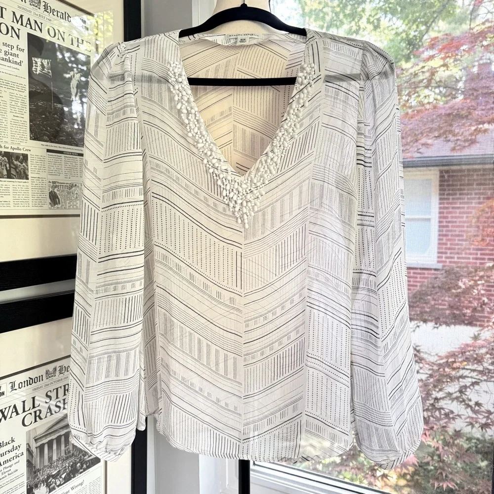 Banana Republic White Silk Blouse Navy Pattern Beaded V-Neck Size Medium - Picture 15 of 15
